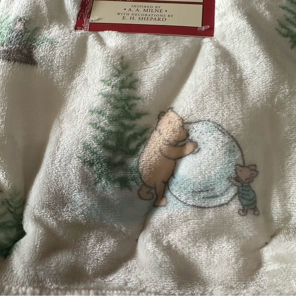 Winnie the Pooh Christmas 30X40 plush baby blanket cream NEW holiday collection - Picture 2 of 8